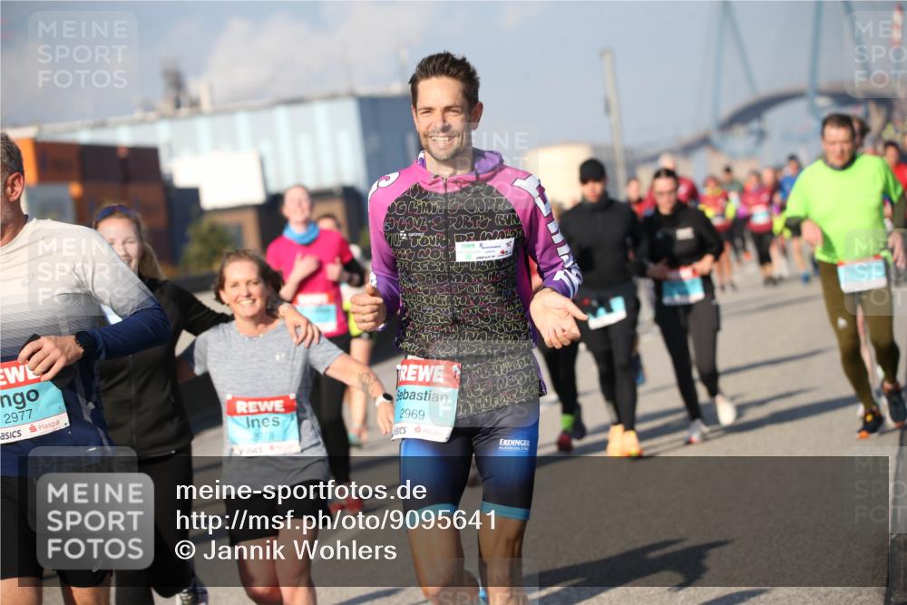 03.10.2025 - Köhlbrandbrückenlauf Jannik Wohlers http://msf.ph/oto/9095641 03.10.2025 10:04:23 Position 3 3, 2, 2977, 2978, 2969, 3 meine-sportfotos.de