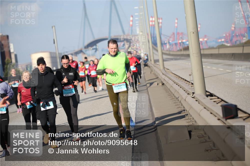 03.10.2025 - Köhlbrandbrückenlauf Jannik Wohlers http://msf.ph/oto/9095648 03.10.2025 10:04:24 Position 3 35, 3538, 3109 meine-sportfotos.de