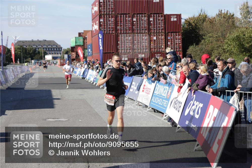 03.10.2025 - Köhlbrandbrückenlauf Jannik Wohlers http://msf.ph/oto/9095655 03.10.2025 12:55:07 Ziel 5765, 6130, 6410 meine-sportfotos.de
