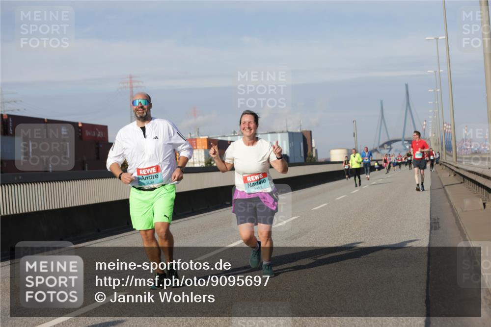 03.10.2025 - Köhlbrandbrückenlauf Jannik Wohlers http://msf.ph/oto/9095697 03.10.2025 10:13:55 Position 3 3439, 3453 meine-sportfotos.de