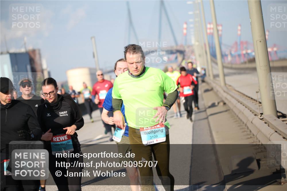 03.10.2025 - Köhlbrandbrückenlauf Jannik Wohlers http://msf.ph/oto/9095707 03.10.2025 10:04:26 Position 3 3538, 3109 meine-sportfotos.de