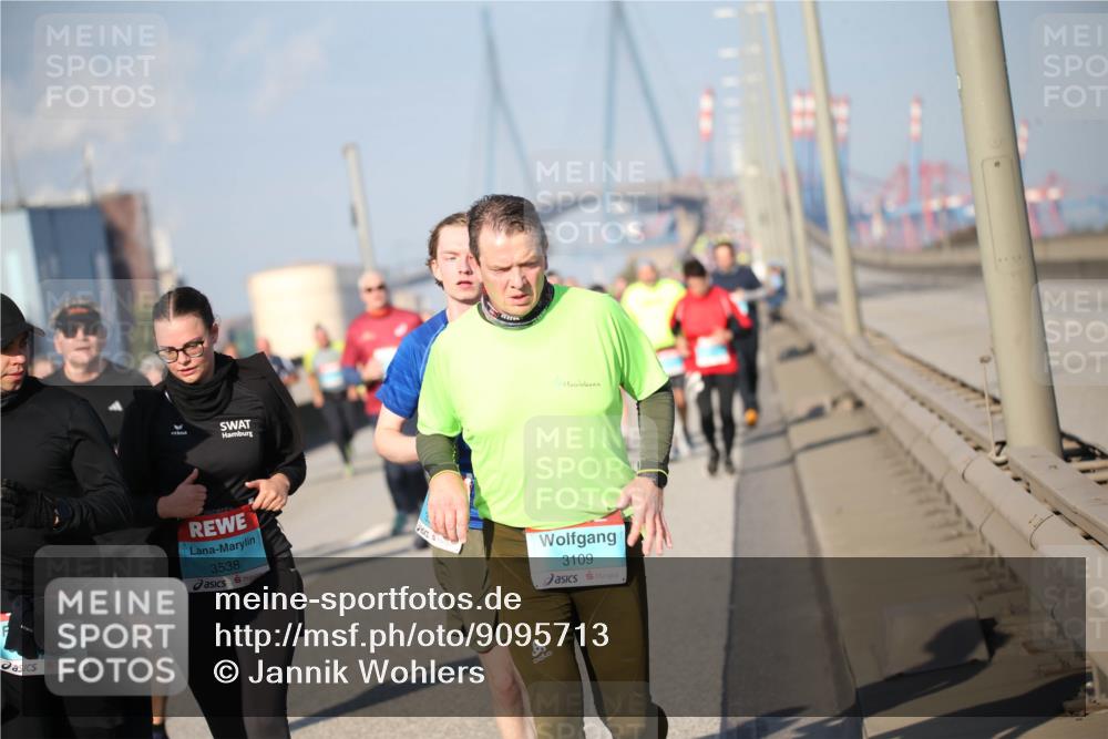 03.10.2025 - Köhlbrandbrückenlauf Jannik Wohlers http://msf.ph/oto/9095713 03.10.2025 10:04:26 Position 3 3538, 3109 meine-sportfotos.de