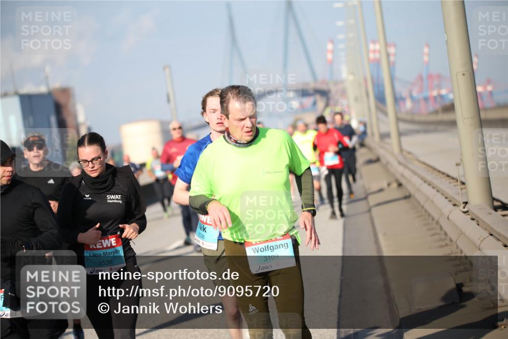 03.10.2025 - Köhlbrandbrückenlauf Jannik Wohlers http://msf.ph/oto/9095720 03.10.2025 10:04:27 Position 3 3536, 3538, 3109 meine-sportfotos.de