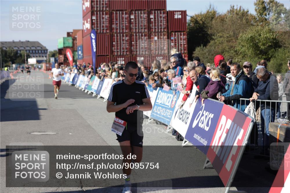 03.10.2025 - Köhlbrandbrückenlauf Jannik Wohlers http://msf.ph/oto/9095754 03.10.2025 12:55:08 Ziel 5765, 6130, 6410 meine-sportfotos.de