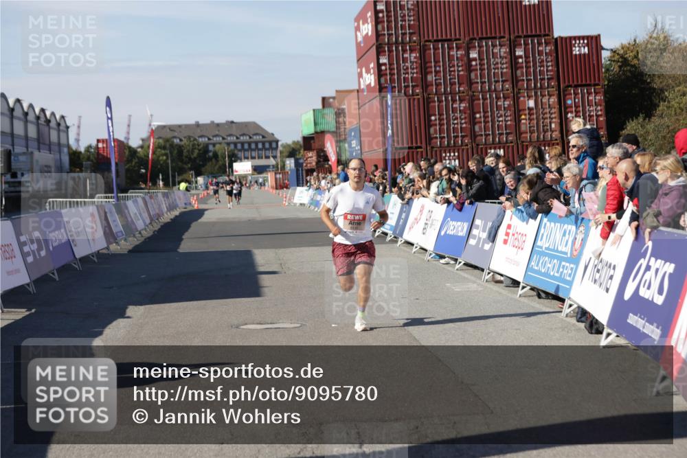03.10.2025 - Köhlbrandbrückenlauf Jannik Wohlers http://msf.ph/oto/9095780 03.10.2025 12:55:11 Ziel 5765, 6130, 6410 meine-sportfotos.de