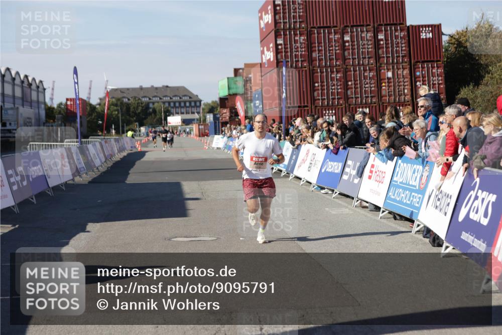 03.10.2025 - Köhlbrandbrückenlauf Jannik Wohlers http://msf.ph/oto/9095791 03.10.2025 12:55:11 Ziel 5765, 6130, 6410 meine-sportfotos.de