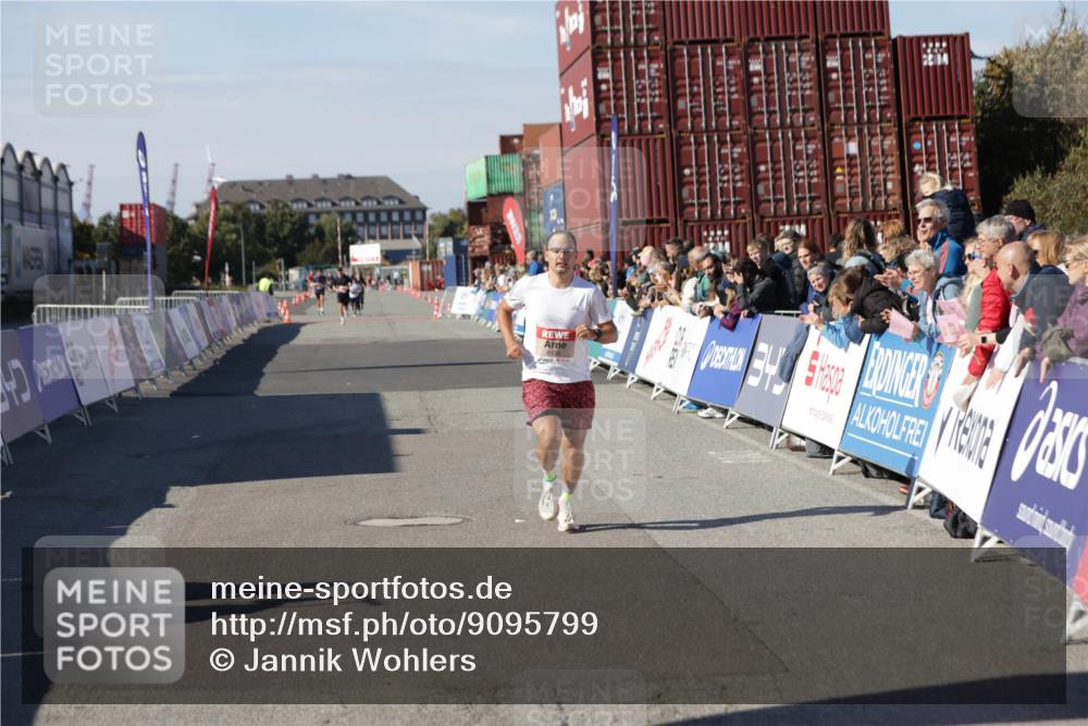 03.10.2025 - Köhlbrandbrückenlauf Jannik Wohlers http://msf.ph/oto/9095799 03.10.2025 12:55:11 Ziel 5765, 6130, 6410 meine-sportfotos.de