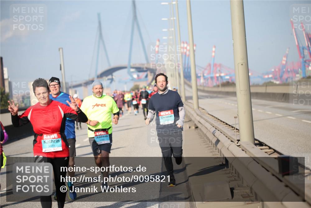 03.10.2025 - Köhlbrandbrückenlauf Jannik Wohlers http://msf.ph/oto/9095821 03.10.2025 10:04:35 Position 3 3029, 2740, 3669 meine-sportfotos.de