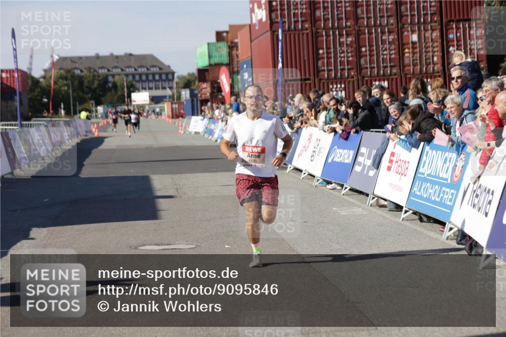 03.10.2025 - Köhlbrandbrückenlauf Jannik Wohlers http://msf.ph/oto/9095846 03.10.2025 12:55:12 Ziel 6130, 6410 meine-sportfotos.de