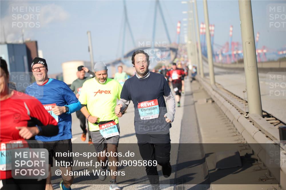 03.10.2025 - Köhlbrandbrückenlauf Jannik Wohlers http://msf.ph/oto/9095869 03.10.2025 10:04:37 Position 3 3029, 2740, 3669 meine-sportfotos.de