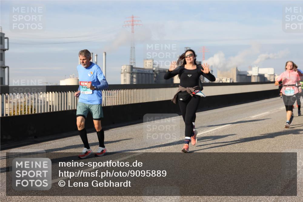 03.10.2025 - Köhlbrandbrückenlauf Lena Gebhardt http://msf.ph/oto/9095889 03.10.2025 10:09:54 Position 2 2646 meine-sportfotos.de