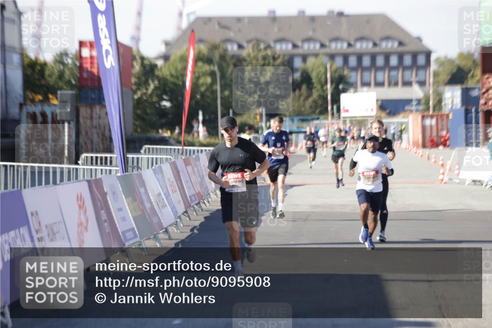 03.10.2025 - Köhlbrandbrückenlauf Jannik Wohlers http://msf.ph/oto/9095908 03.10.2025 12:55:24 Ziel 4089, 6091 meine-sportfotos.de