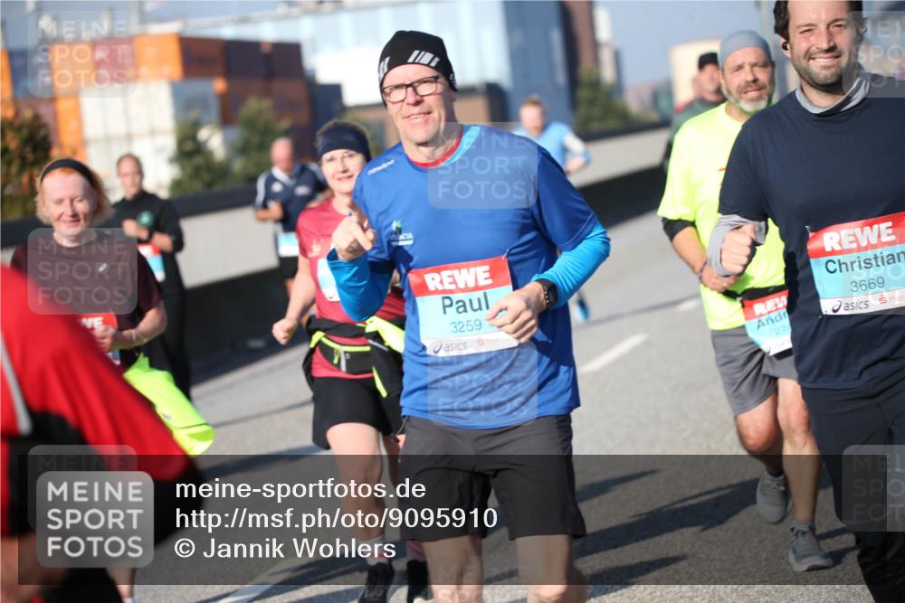 03.10.2025 - Köhlbrandbrückenlauf Jannik Wohlers http://msf.ph/oto/9095910 03.10.2025 10:04:39 Position 3 3259, 274, 3669 meine-sportfotos.de