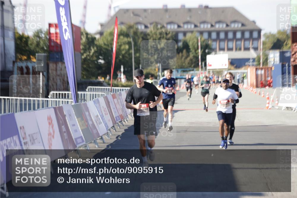 03.10.2025 - Köhlbrandbrückenlauf Jannik Wohlers http://msf.ph/oto/9095915 03.10.2025 12:55:24 Ziel 4089, 6091 meine-sportfotos.de