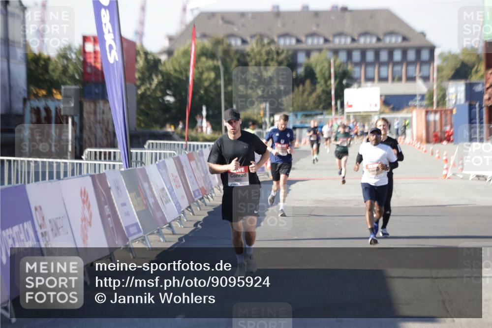 03.10.2025 - Köhlbrandbrückenlauf Jannik Wohlers http://msf.ph/oto/9095924 03.10.2025 12:55:24 Ziel 4089, 6091 meine-sportfotos.de