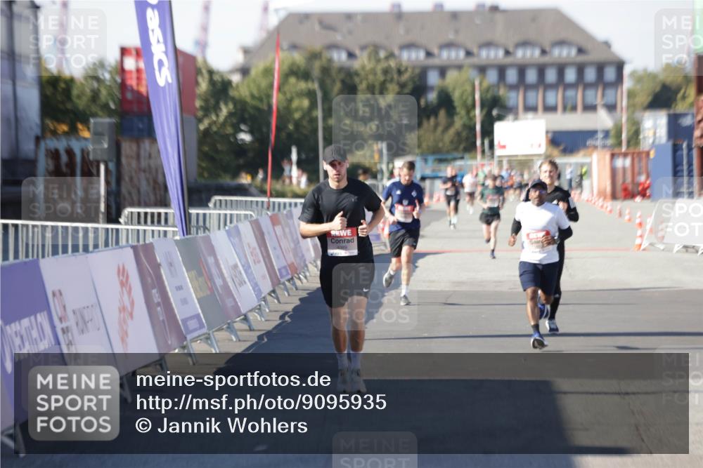 03.10.2025 - Köhlbrandbrückenlauf Jannik Wohlers http://msf.ph/oto/9095935 03.10.2025 12:55:24 Ziel 4089, 6091 meine-sportfotos.de
