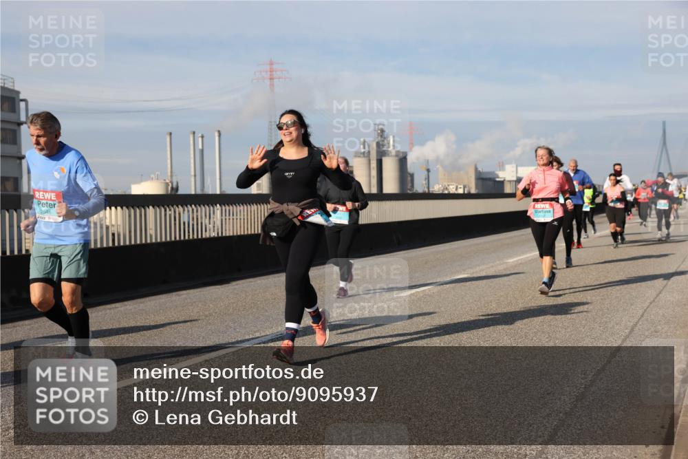 03.10.2025 - Köhlbrandbrückenlauf Lena Gebhardt http://msf.ph/oto/9095937 03.10.2025 10:09:55 Position 2 2646 meine-sportfotos.de