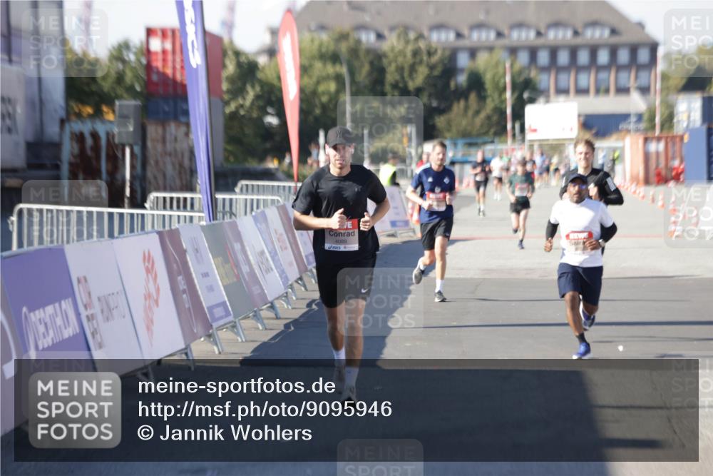03.10.2025 - Köhlbrandbrückenlauf Jannik Wohlers http://msf.ph/oto/9095946 03.10.2025 12:55:25 Ziel 4089, 4233, 6091 meine-sportfotos.de