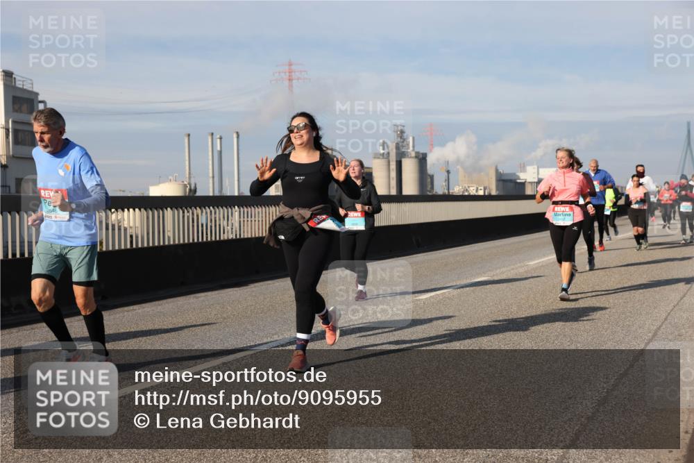 03.10.2025 - Köhlbrandbrückenlauf Lena Gebhardt http://msf.ph/oto/9095955 03.10.2025 10:09:55 Position 2 2646 meine-sportfotos.de