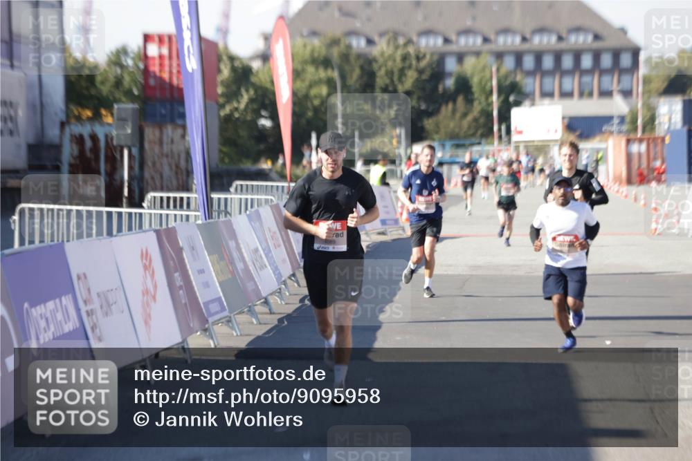 03.10.2025 - Köhlbrandbrückenlauf Jannik Wohlers http://msf.ph/oto/9095958 03.10.2025 12:55:25 Ziel 4089, 4233, 6091 meine-sportfotos.de