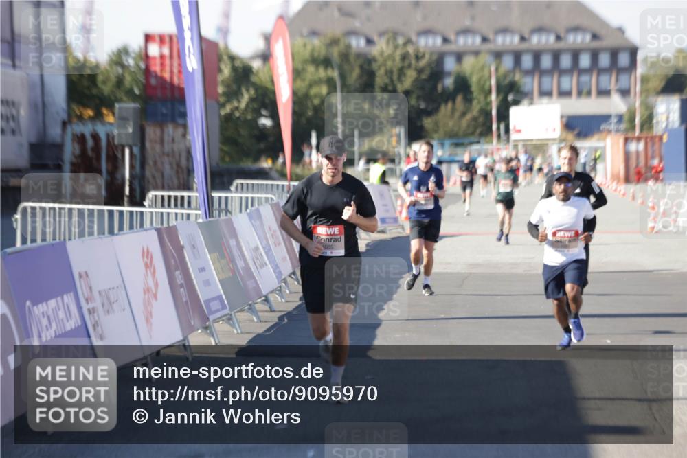 03.10.2025 - Köhlbrandbrückenlauf Jannik Wohlers http://msf.ph/oto/9095970 03.10.2025 12:55:25 Ziel 4089, 4233, 6091 meine-sportfotos.de