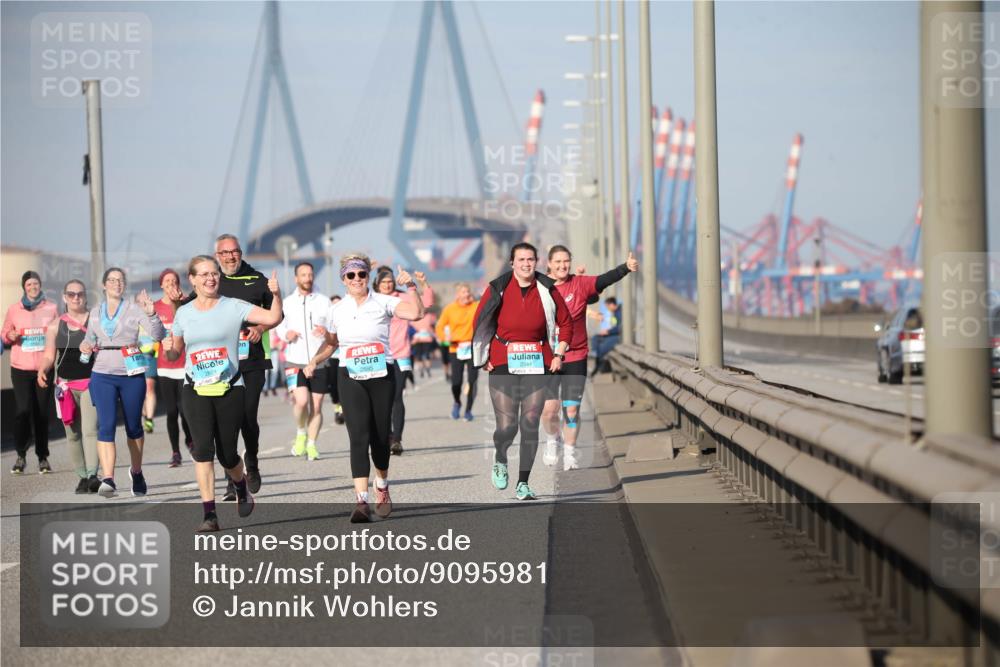 03.10.2025 - Köhlbrandbrückenlauf Jannik Wohlers http://msf.ph/oto/9095981 03.10.2025 10:14:16 Position 3 2894 meine-sportfotos.de