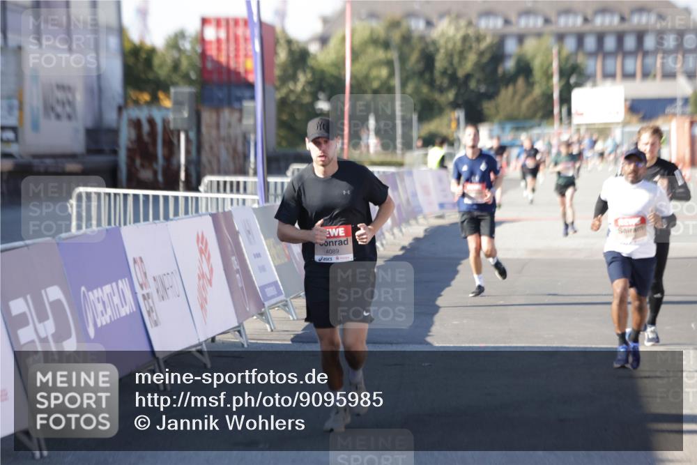 03.10.2025 - Köhlbrandbrückenlauf Jannik Wohlers http://msf.ph/oto/9095985 03.10.2025 12:55:26 Ziel 4089, 4233, 6091 meine-sportfotos.de