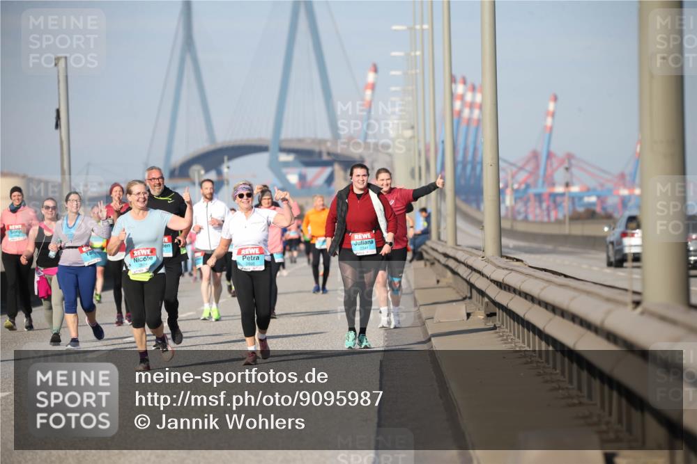 03.10.2025 - Köhlbrandbrückenlauf Jannik Wohlers http://msf.ph/oto/9095987 03.10.2025 10:14:16 Position 3 2895 meine-sportfotos.de