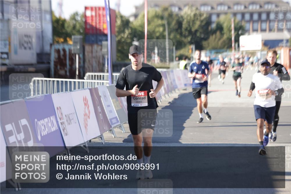 03.10.2025 - Köhlbrandbrückenlauf Jannik Wohlers http://msf.ph/oto/9095991 03.10.2025 12:55:26 Ziel 4089, 4233, 6091 meine-sportfotos.de