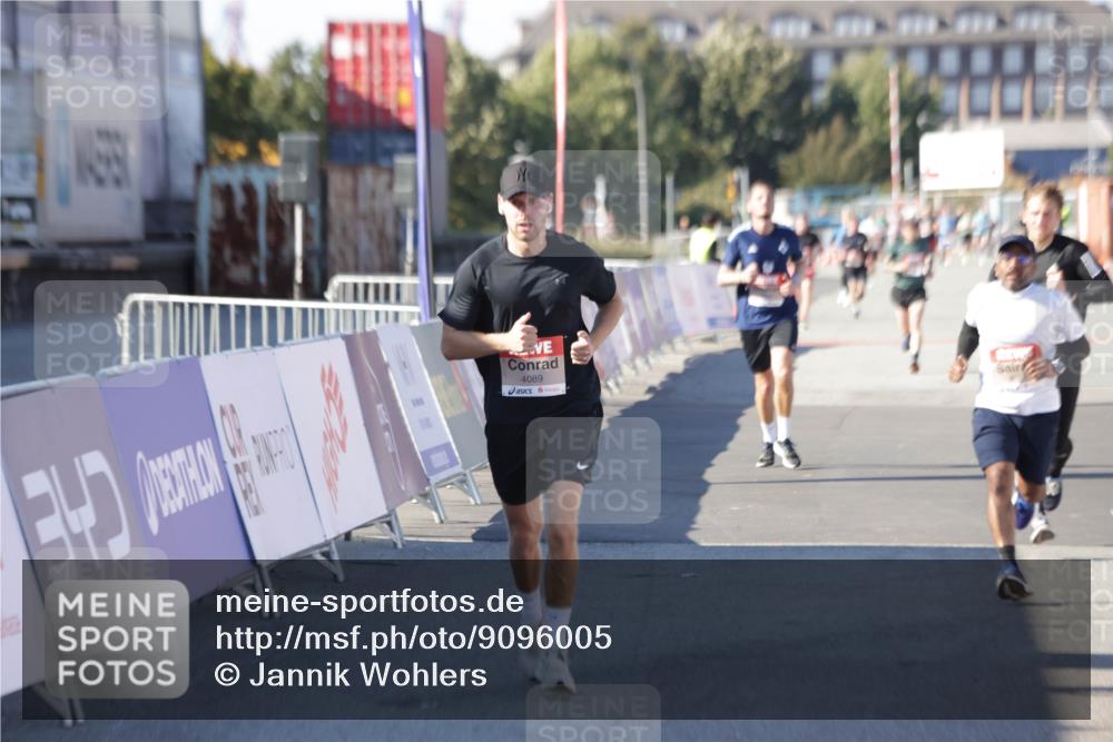 03.10.2025 - Köhlbrandbrückenlauf Jannik Wohlers http://msf.ph/oto/9096005 03.10.2025 12:55:26 Ziel 4089, 4233, 6091 meine-sportfotos.de