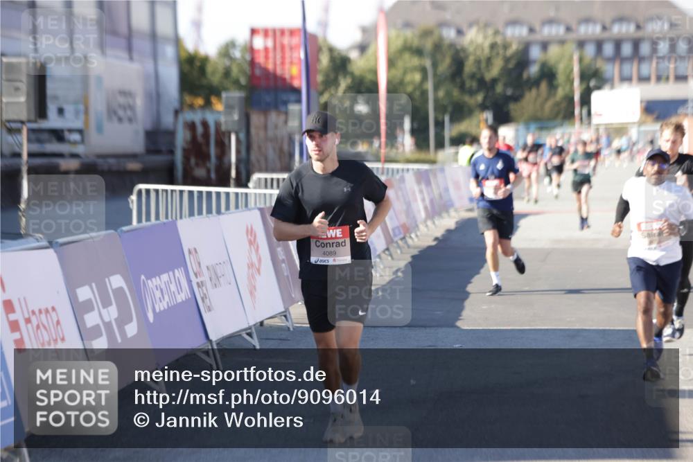 03.10.2025 - Köhlbrandbrückenlauf Jannik Wohlers http://msf.ph/oto/9096014 03.10.2025 12:55:27 Ziel 4089, 4233, 6091 meine-sportfotos.de