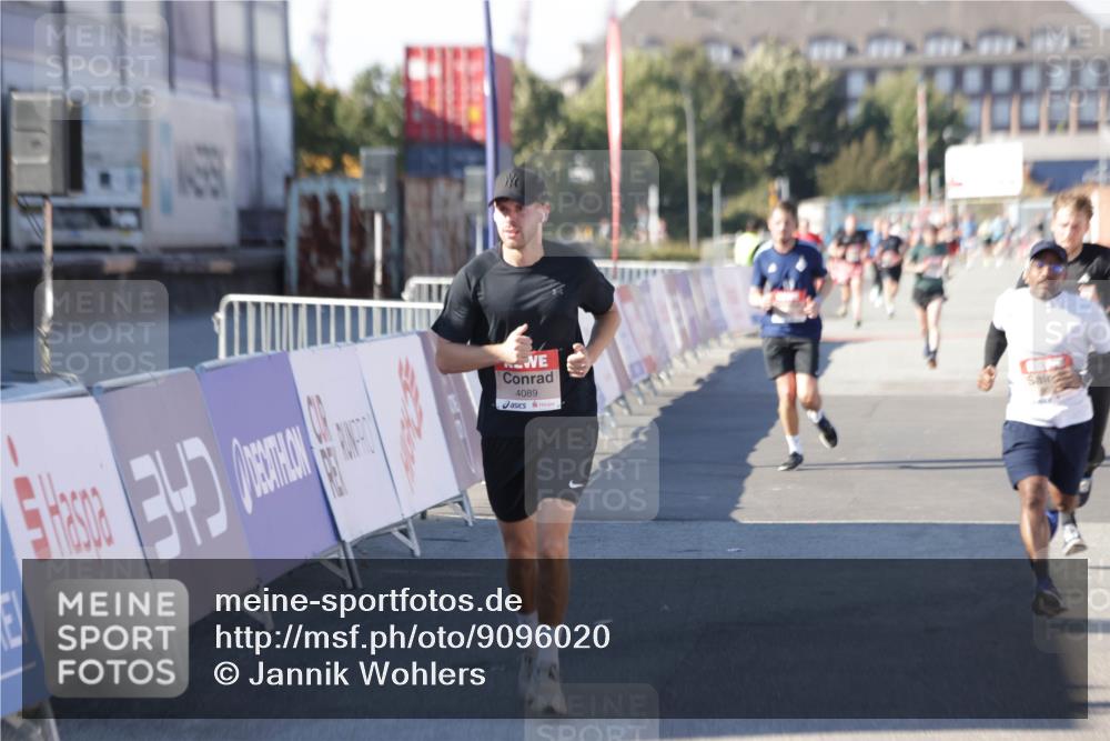03.10.2025 - Köhlbrandbrückenlauf Jannik Wohlers http://msf.ph/oto/9096020 03.10.2025 12:55:27 Ziel 4089, 4233, 6091 meine-sportfotos.de