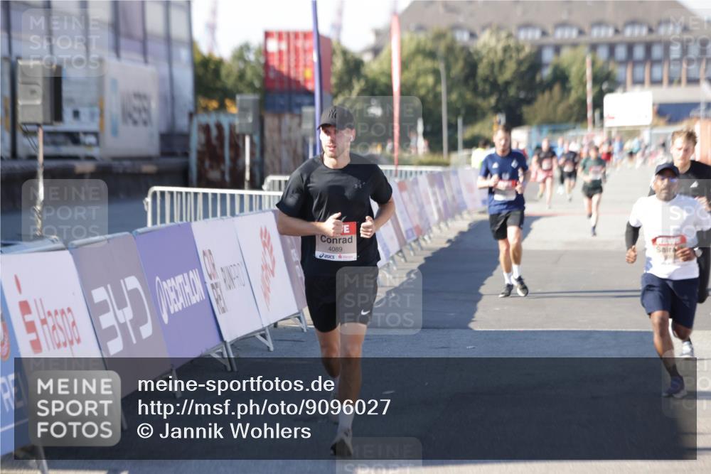 03.10.2025 - Köhlbrandbrückenlauf Jannik Wohlers http://msf.ph/oto/9096027 03.10.2025 12:55:27 Ziel 4089, 4233, 6091 meine-sportfotos.de