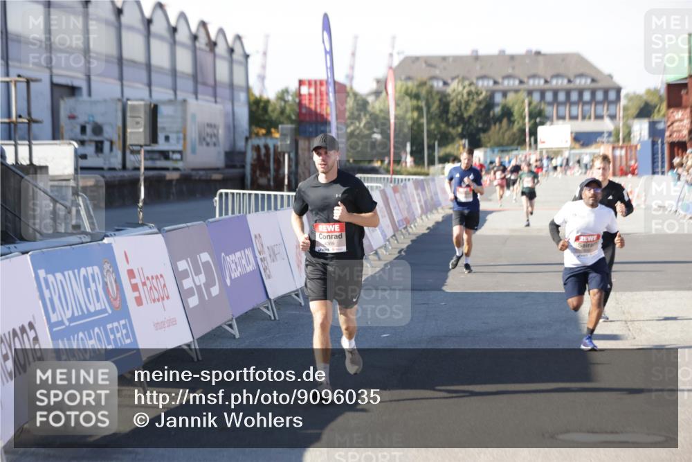 03.10.2025 - Köhlbrandbrückenlauf Jannik Wohlers http://msf.ph/oto/9096035 03.10.2025 12:55:27 Ziel 4089, 4233, 6091 meine-sportfotos.de