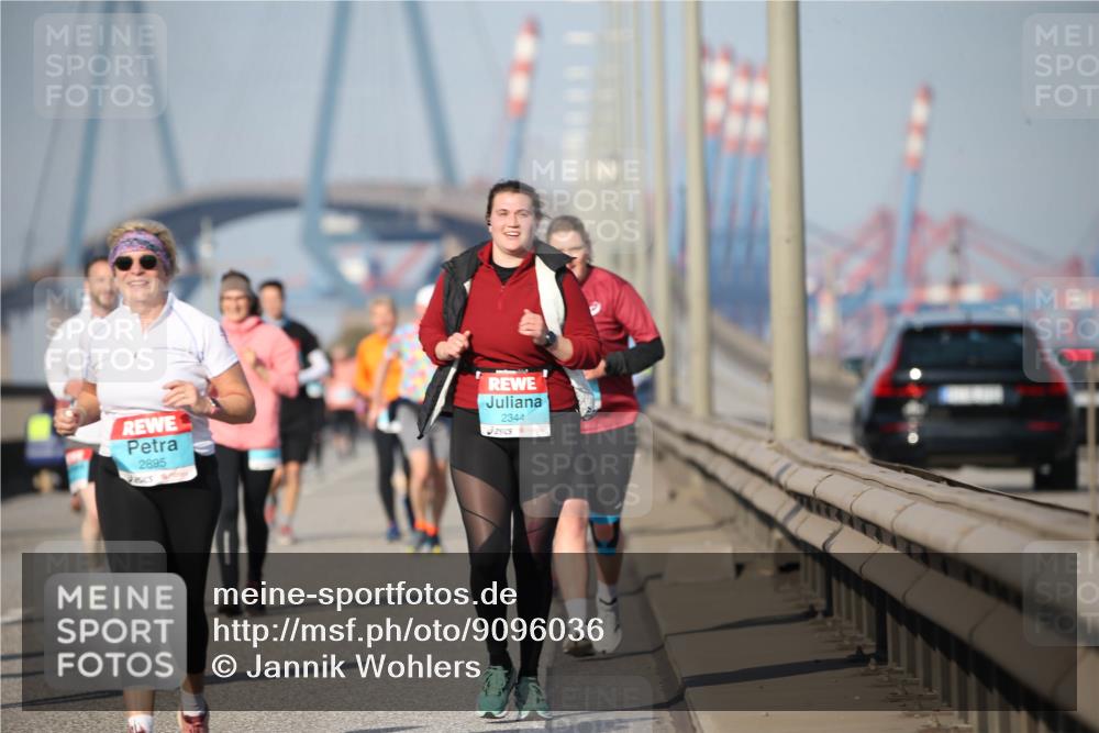 03.10.2025 - Köhlbrandbrückenlauf Jannik Wohlers http://msf.ph/oto/9096036 03.10.2025 10:14:20 Position 3 2895, 2344 meine-sportfotos.de