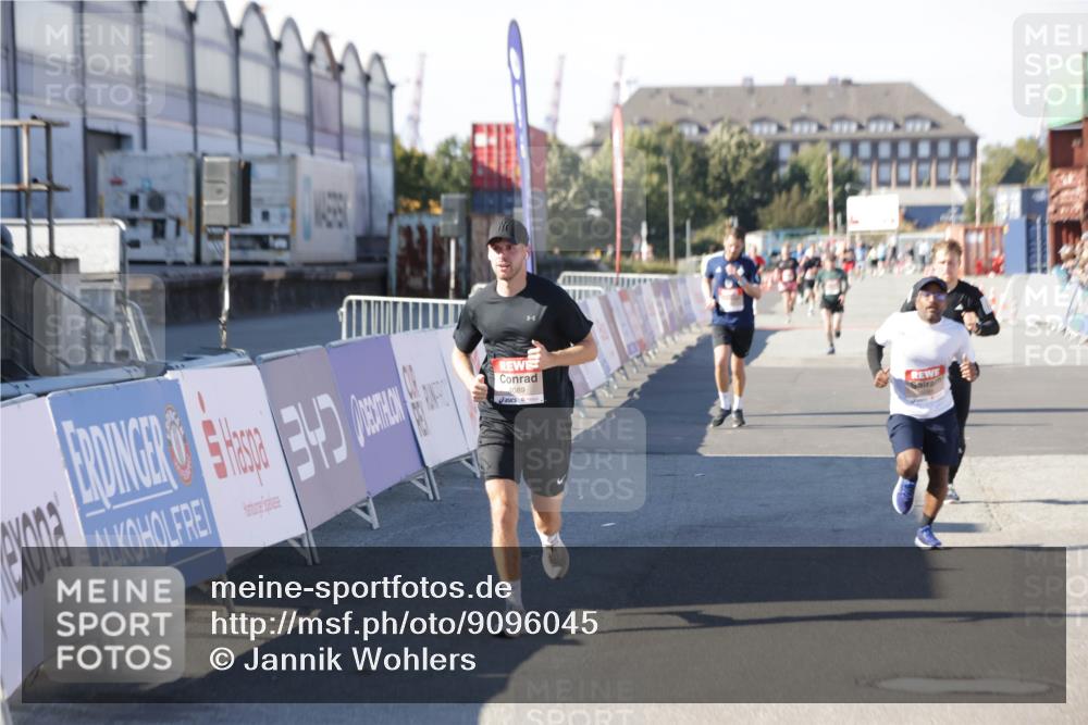 03.10.2025 - Köhlbrandbrückenlauf Jannik Wohlers http://msf.ph/oto/9096045 03.10.2025 12:55:27 Ziel 4089, 4233, 6091 meine-sportfotos.de