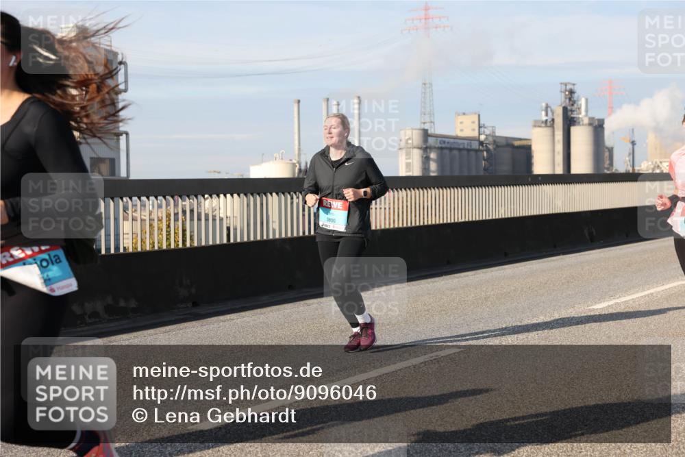 03.10.2025 - Köhlbrandbrückenlauf Lena Gebhardt http://msf.ph/oto/9096046 03.10.2025 10:09:56 Position 2 3800 meine-sportfotos.de