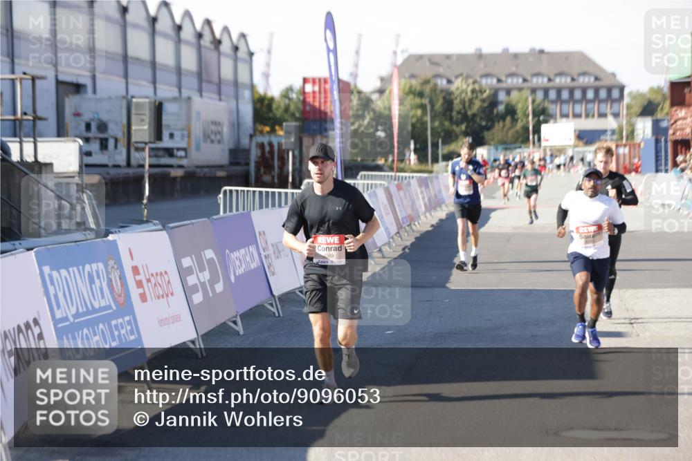 03.10.2025 - Köhlbrandbrückenlauf Jannik Wohlers http://msf.ph/oto/9096053 03.10.2025 12:55:27 Ziel 4089, 4233, 6091 meine-sportfotos.de