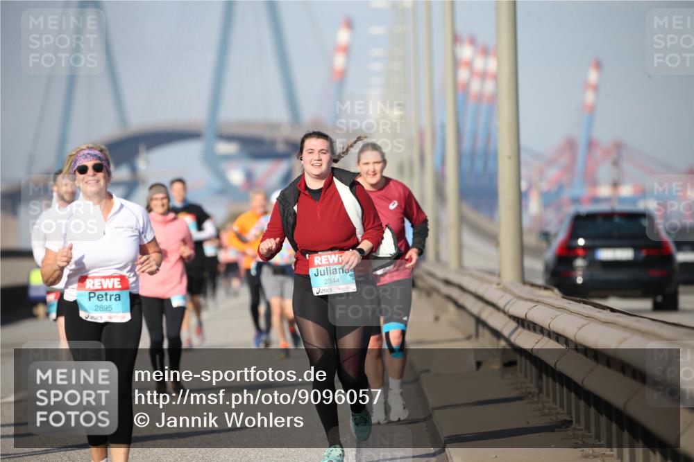03.10.2025 - Köhlbrandbrückenlauf Jannik Wohlers http://msf.ph/oto/9096057 03.10.2025 10:14:20 Position 3 2895, 2344 meine-sportfotos.de