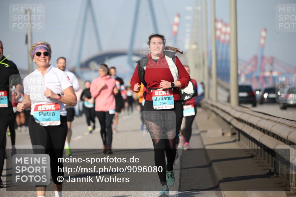03.10.2025 - Köhlbrandbrückenlauf Jannik Wohlers http://msf.ph/oto/9096080 03.10.2025 10:14:23 Position 3 2895, 2344 meine-sportfotos.de