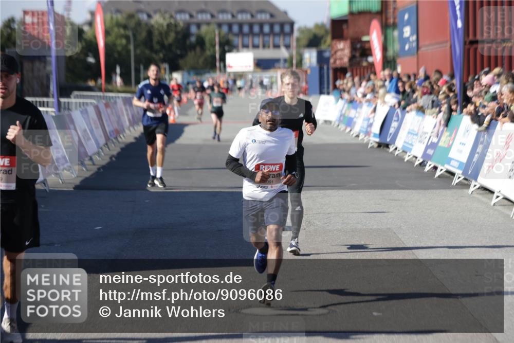 03.10.2025 - Köhlbrandbrückenlauf Jannik Wohlers http://msf.ph/oto/9096086 03.10.2025 12:55:29 Ziel 4089, 4104, 4233, 6091 meine-sportfotos.de