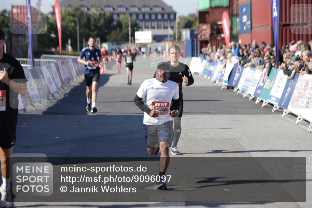 03.10.2025 - Köhlbrandbrückenlauf Jannik Wohlers http://msf.ph/oto/9096097 03.10.2025 12:55:29 Ziel 4089, 4104, 4233, 6091 meine-sportfotos.de