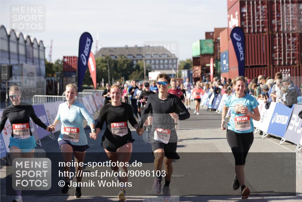 03.10.2025 - Köhlbrandbrückenlauf Jannik Wohlers http://msf.ph/oto/9096103 03.10.2025 13:21:01 Ziel 4680, 4915, 4916, 5006, 5084, 5130, 5156, 5169, 5363, 5377, 5501, 6282, 6296, 6645, 6646, 6648, 6650, 6780 meine-sportfotos.de
