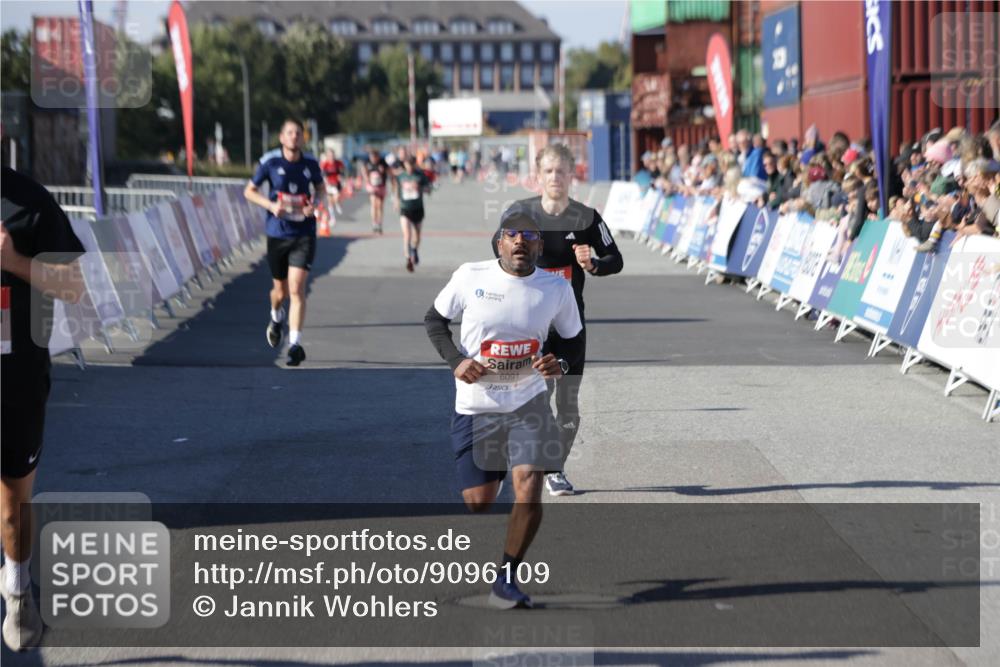 03.10.2025 - Köhlbrandbrückenlauf Jannik Wohlers http://msf.ph/oto/9096109 03.10.2025 12:55:29 Ziel 4089, 4104, 4233, 6091 meine-sportfotos.de