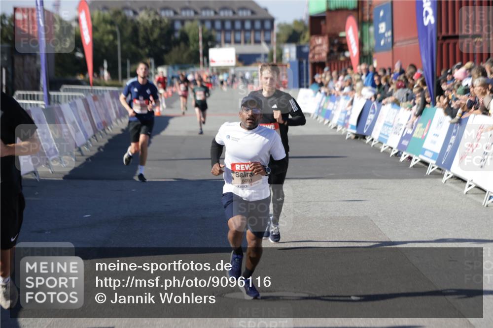 03.10.2025 - Köhlbrandbrückenlauf Jannik Wohlers http://msf.ph/oto/9096116 03.10.2025 12:55:29 Ziel 4089, 4104, 4233, 6091 meine-sportfotos.de