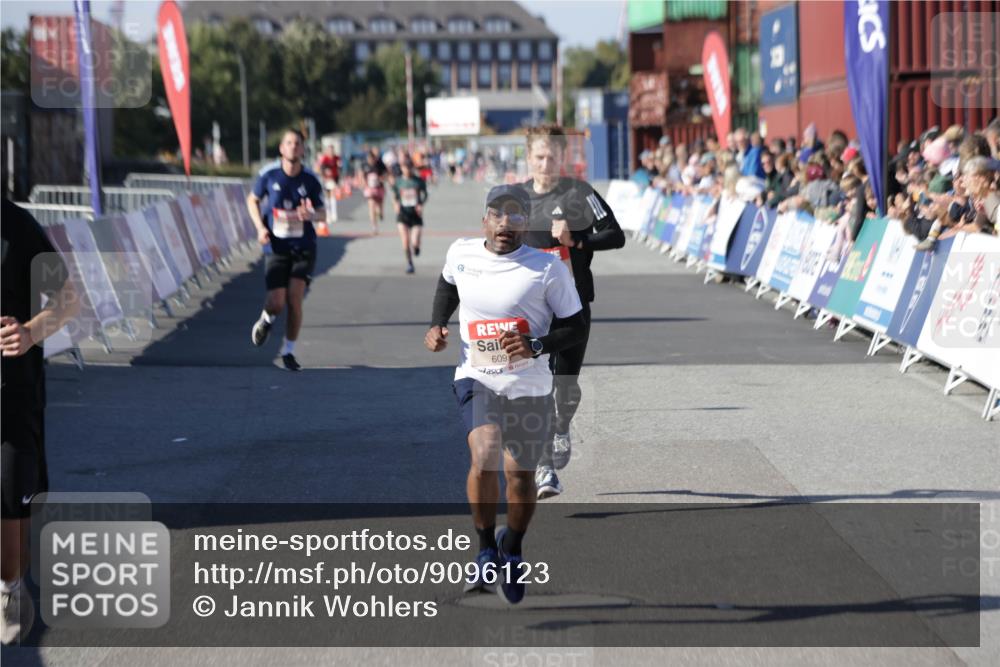 03.10.2025 - Köhlbrandbrückenlauf Jannik Wohlers http://msf.ph/oto/9096123 03.10.2025 12:55:29 Ziel 4089, 4104, 4233, 6091 meine-sportfotos.de