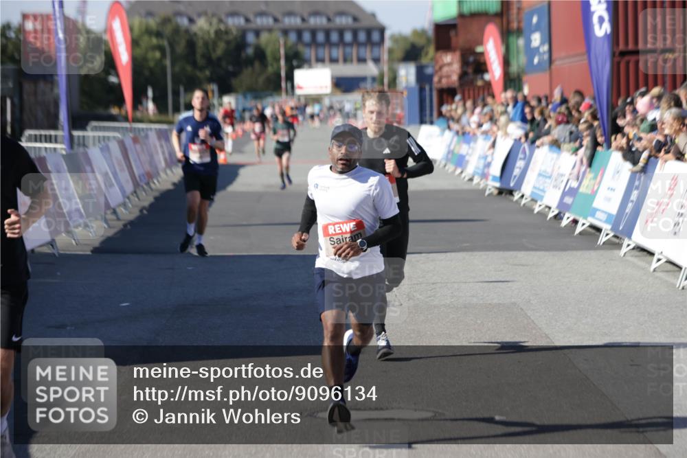 03.10.2025 - Köhlbrandbrückenlauf Jannik Wohlers http://msf.ph/oto/9096134 03.10.2025 12:55:29 Ziel 4089, 4104, 4233, 6091 meine-sportfotos.de