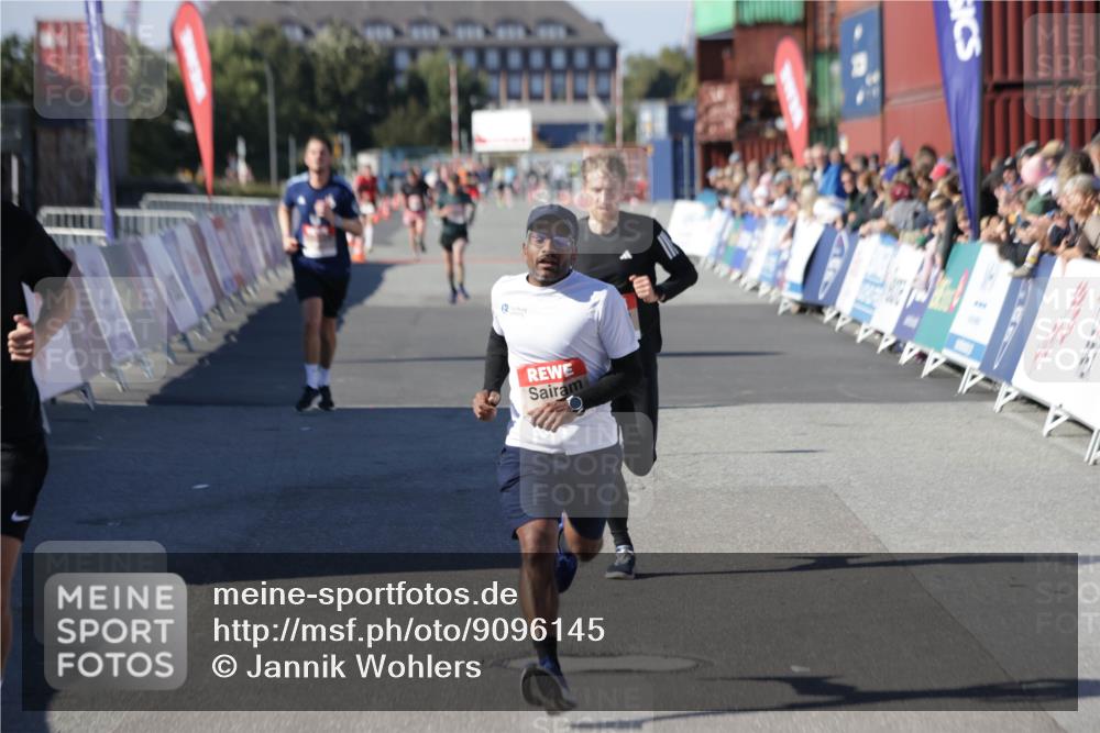 03.10.2025 - Köhlbrandbrückenlauf Jannik Wohlers http://msf.ph/oto/9096145 03.10.2025 12:55:29 Ziel 4089, 4104, 4233, 6091 meine-sportfotos.de