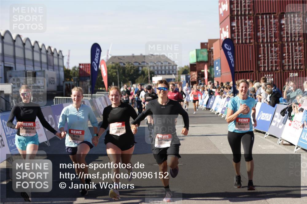 03.10.2025 - Köhlbrandbrückenlauf Jannik Wohlers http://msf.ph/oto/9096152 03.10.2025 13:21:01 Ziel 4680, 4915, 4916, 5006, 5084, 5130, 5156, 5169, 5363, 5377, 5501, 6282, 6296, 6645, 6646, 6648, 6650, 6780 meine-sportfotos.de