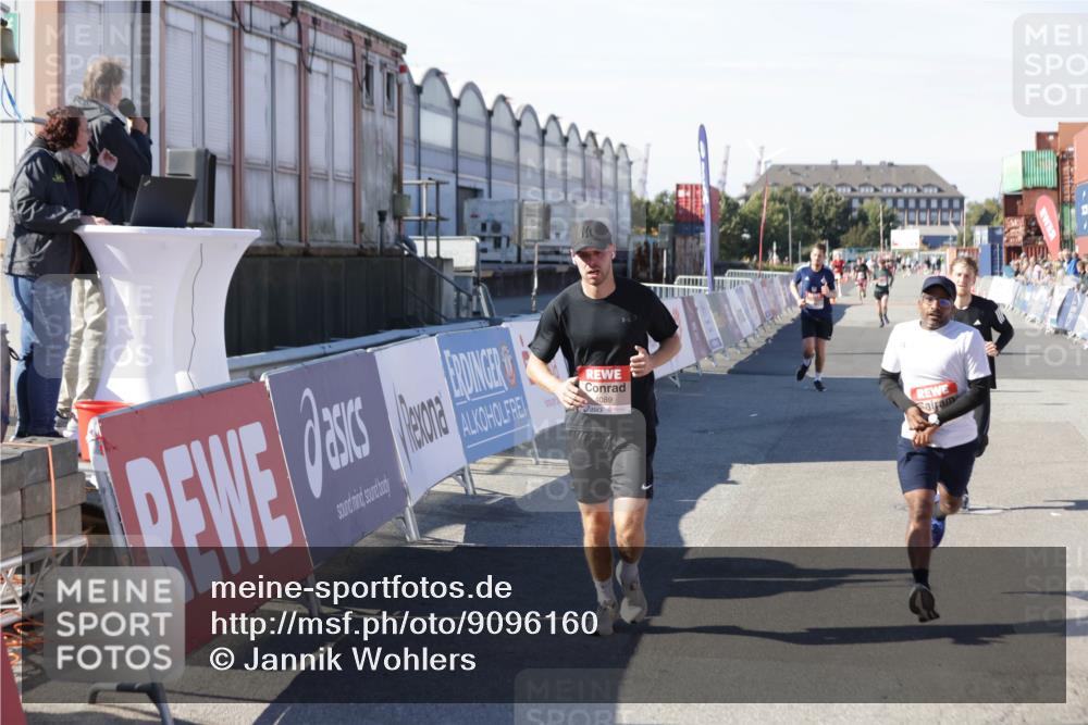 03.10.2025 - Köhlbrandbrückenlauf Jannik Wohlers http://msf.ph/oto/9096160 03.10.2025 12:55:30 Ziel 4089, 4104, 4233, 6091 meine-sportfotos.de